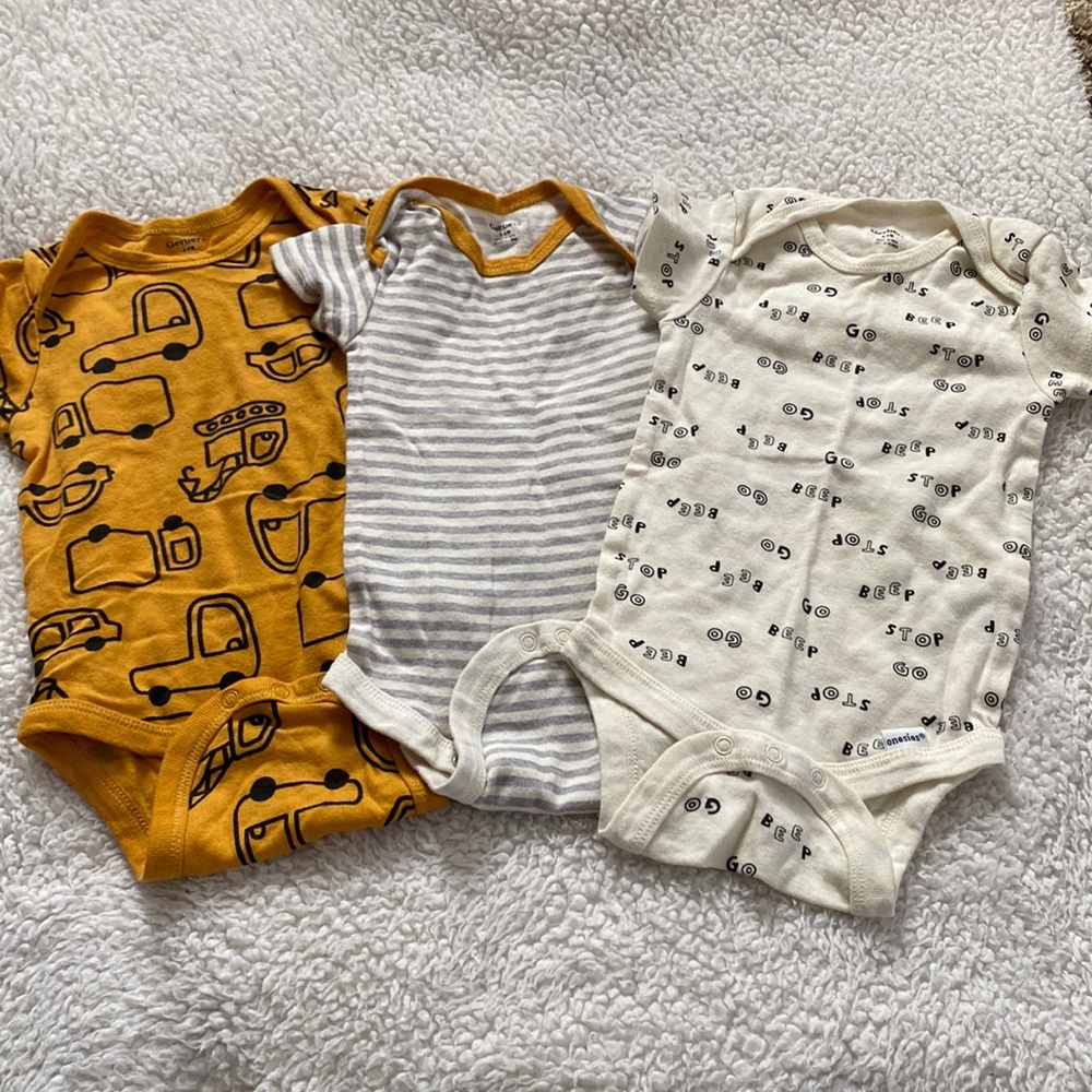 Infant boys onsies. Gerber size 6-9 months. Set of 3: